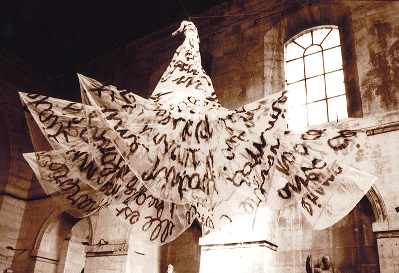 robe de gaze peinte avec des ecritures, 6 m de haut. suspendue dans la chapelle de la salpetrière.